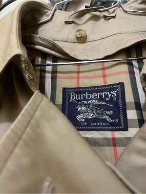 Burberry’s Vintage
Classic Trench 
Double Breasted Coat
Size 38 EU Regular
90s